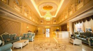 a large living room with couches and a chandelier at Vienna Hotel Hubei Dangyang Bus Passenger Station in Dangyang