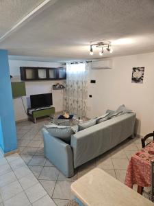 una sala de estar con un sofá y una mesa en Paraiso S, en Villasimius