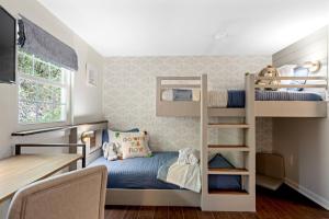 Kleines Zimmer mit Etagenbetten und einem Schreibtisch. in der Unterkunft SpiderMan in SNP~FamilyGetaway~Arcade~HotTub~ESVE in Fairview