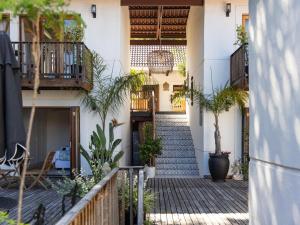 Una vista exterior de una casa con plantas. en Bliss in the Bay Guesthouse, en Plettenberg Bay