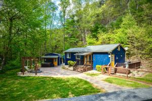 ein blaues winziges Haus mitten im Wald in der Unterkunft SpiderMan in SNP~FamilyGetaway~Arcade~HotTub~ESVE in Fairview