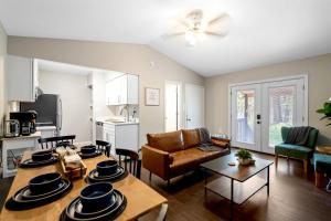 ein Wohnzimmer mit Sofa und Tisch in der Unterkunft SpiderMan in SNP~FamilyGetaway~Arcade~HotTub~ESVE in Fairview