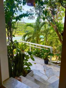 Blick auf eine Terrasse mit Pflanzen und einem Zaun in der Unterkunft Lonos Circle Terrace view in Romblon + 5 Fotos