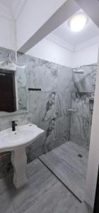 Un baño con lavabo y ducha en Villa Accacia, en Trou aux Biches