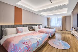 een slaapkamer met twee bedden en een televisie bij Xi'an Yunzhi Hotel in Xi'an