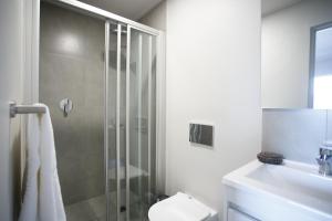 克尼斯纳303 Seahorse - Premium 2 Bedroom Apt with Pool & Parking的带淋浴、马桶和水槽的浴室 更多33张照片