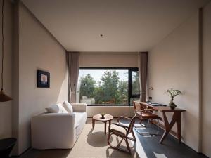 a living room with a white couch and a table at Shanyu Art Garden Homestay in Fuzhou