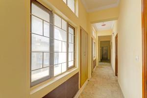 勒克瑙FabHotel Anant的一条有大窗户的走廊，以及一条走廊 sidx sidx