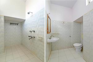 勒克瑙FabHotel Anant的带马桶和水槽的浴室