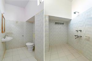 勒克瑙FabHotel Anant的带马桶和水槽的浴室 更多16张照片