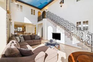 Χώρος καθιστικού στο 1st to the Beach-Sunset Beach-Beachfront-Pet Friendly-Hot Tub