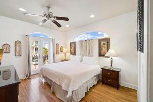 Ένα ή περισσότερα κρεβάτια σε δωμάτιο στο 1st to the Beach-Sunset Beach-Beachfront-Pet Friendly-Hot Tub +51 φωτογραφίες