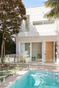 una casa con piscina delante de una casa en Beachfront Bliss at Clovelly, en Clovelly