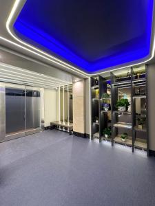 台北市にあるフォワード スイート Iの青い天井と部屋のあるロビー