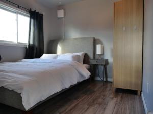 En eller flere senge i et værelse på Cozy Loft in Kingston