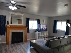 Et tv og/eller underholdning på Cozy Loft in Kingston + 9 billeder