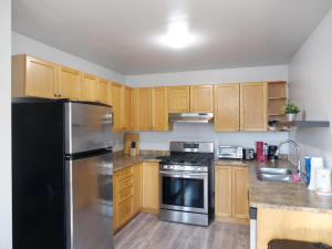 Køkken eller tekøkken på Cozy Loft in Kingston