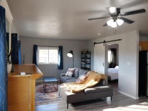 Et opholdsområde på Cozy Loft in Kingston