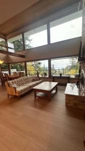 Гостиная зона в New Skyline sunset anacortes 3 beds 3 baths