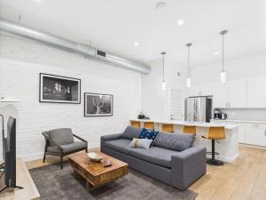 TV a/nebo společenská místnost v ubytování The Saddlery-Setlist-4 Combo Unit-Walk to Broadway