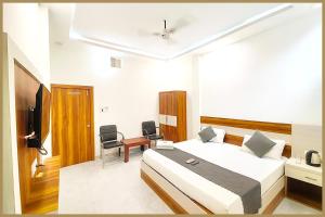 pokój hotelowy z łóżkiem i biurkiem w obiekcie Tarunpura Road Giridhari The Rama- Krishna Palace Near Ram-Janam-Bhoomi # Railway Station - Free Wifi and Parking Available - Fully Air Conditioning Rooms - Best Premium Hotel In Ayodhya w mieście Ayodhya +23 zdjęcia