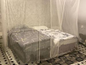 a bed covered in plastic in a room at Aeropark Residencial(1) in Maputo