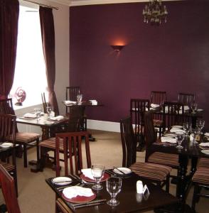 A restaurant or other place to eat at Glenbank House Hotel 