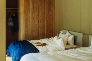 Un dormitorio con una cama con una manta azul y un cuchillo. en SANU 2nd Home 河口湖2nd, en Fujikawaguchiko