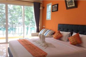 um quarto com uma cama com paredes cor de laranja e uma janela em Greenseaview Resort em Chongchang mais 146 fotografias