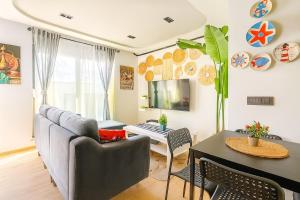 Khu vực ghế ngồi tại Diker Port Residence, Luxury 3BR Duplex , Pool , 5 min to Beach