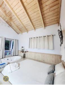 a room with a bed and a bath tub at צימר חן בחד נס in Had Nes +49 photos