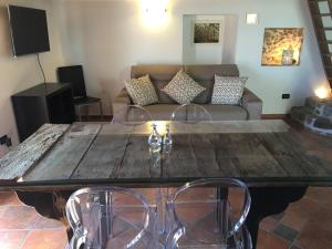 salon z drewnianym stołem i kanapą w obiekcie Casa Vacanze Rosato w mieście Altino