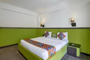 Ένα ή περισσότερα κρεβάτια σε δωμάτιο στο FabHotel DDHYANA The Wellness Centre and Resort