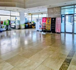 eine leere Lobby mit Fliesenboden in einem Geschäft in der Unterkunft Cozy Bright Studio in Incheon