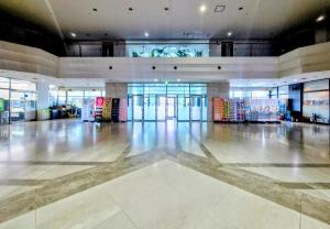eine große, leere Lobby mit einem großen, leeren Boden in der Unterkunft Cozy Bright Studio in Incheon