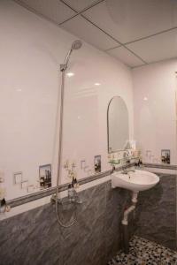 un bagno con lavandino e doccia di Villa mini 3 phòng ngủ Đà Lạt a Xuan An