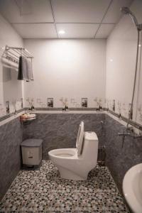 un bagno con un water e un lavandino di Villa mini 3 phòng ngủ Đà Lạt a Xuan An
