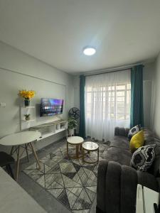 基苏木Peaceful Haven的客厅里有一张沙发和一张桌子。