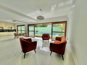 阿杭格默Casa Delora, Ahangama的一间带两把椅子和游泳池的客厅