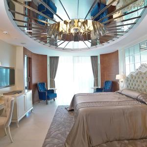 Giường trong phòng chung tại Kaiser Hotel University project