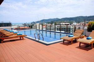 Un balcón con piscina en lo alto de un edificio. en Elegancy Sansabai Hotel, en Patong Beach