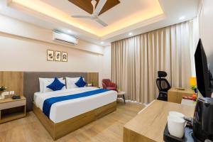 Giường trong phòng chung tại Limewood Signature - Huda City Centre