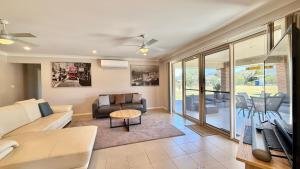 un soggiorno con un divano e un tavolo di Marignano Country Homestead a Broke