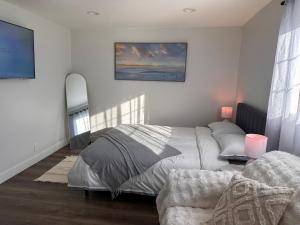 Una cama o camas en una habitación de Cozy Home near Beaches, LAX, SoFi, Intuit Dome,405