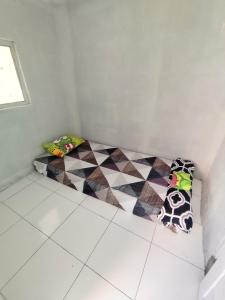 Postel nebo postele na pokoji v ubytování Jess House by Slamet + 2 fotografie