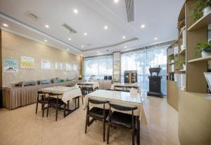 O bucătărie sau chicinetă la GreenTree Inn Jiaxing Tongxiang Tudian Express Hotel