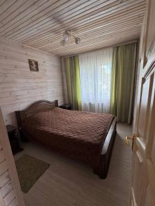 En eller flere senge i et værelse på Навпроти Маковиці