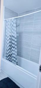 Un baño con una ventana con cortina de ducha. en Lovely accomodation with free parking & WiFi, en Hull