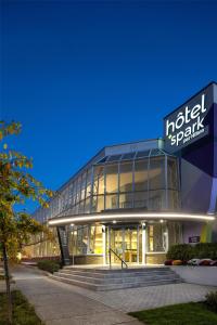 モントリオールにあるSpark By Hilton Montreal Midtownの正面に看板がある建物