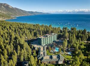 Vista aérea de un complejo turístico con árboles y el océano en Hyatt Regency Lake Tahoe Resort, Spa & Casino, en Incline Village